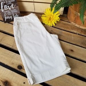CHAPS  Size 6 white Bermuda shorts 113